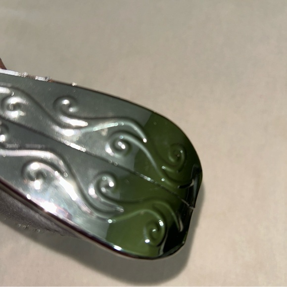 Elegant Silver Handbag with Chain Strap - Picture 9 of 10